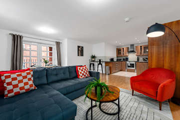 Altrincham Flat | Free Parking | Sleeps 6