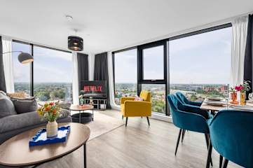 Old Trafford Flat | Skyline Views | Sleeps 6