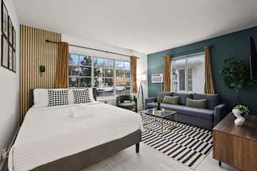 Chic Miami Beach Apt, Sleeps 4, Ocean Views