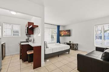 Chic Miami Beach Apartment Near the Ocean