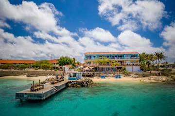 Den Laman Parrotfish with direct ocean views and a dive school on-site