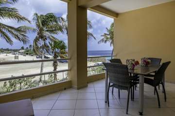 Den Laman Wahoo with sea view from the side