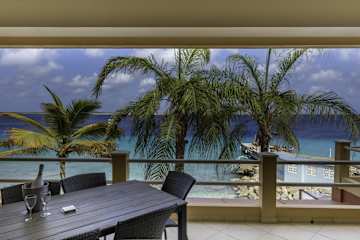 Den Laman Yellow Tail Snapper directly on the ocean with a spectacular view
