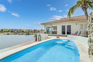 Kas Jacco centrally located with a breezy veranda and direct entrance to the Laguna Marina