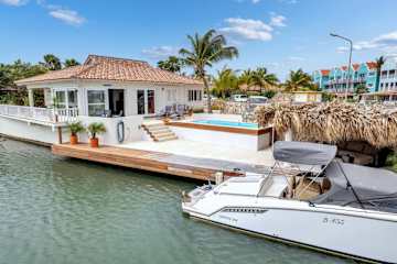 Kas Jacco centrally located with a breezy veranda and direct entrance to the Laguna Marina
