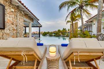 Coral Laguna right on the Laguna Marina and with a refreshing infinity pool