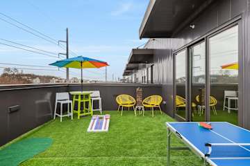 Private Patio with Skyline Views 5 Mins to DT!