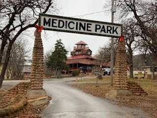 CZ Romantic Medicine Park Coastal Escape w HotTub