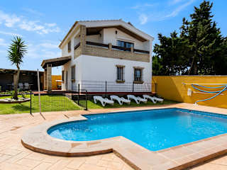 Chalet con piscina y jardín privado, ideal para familias y vacaciones en Conil - image 17