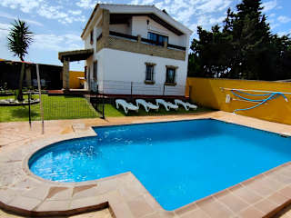 Chalet con piscina y jardín privado, ideal para familias y vacaciones en Conil - image 17