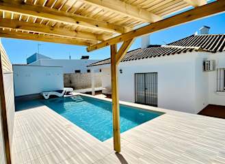 Chalet Vacacional con Piscina Privada y Parking Cerca de la Playa - image 25