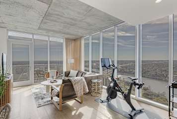 High Rise Luxury Condo with Lake & City Views | Grand Welcome