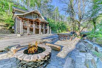 The Noir Pine Creekside Chalet Near Downtown