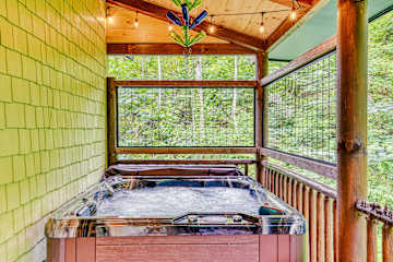 The Grand Fir Creekside Chalet Near Downtown