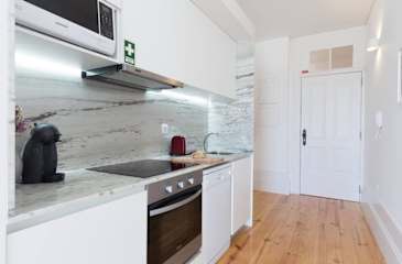 Central Sunny Flat - Prime Location by HostWise photo 4