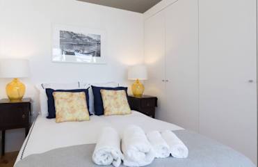 Central Sunny Flat - Prime Location by HostWise photo 2