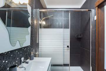 Deluxe Spacious Flats w/Mezzanine by HostWise photo 5