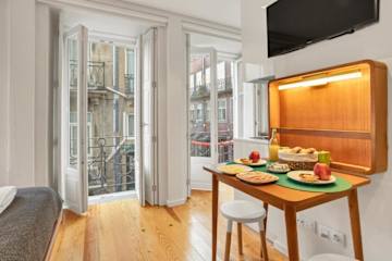Captivate Studio w/ Balcony | Clérigos by HostWise