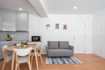 Comfy Sunny Flat | Prime Location by HostWise photo 5