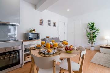 Comfy Sunny Flat | Prime Location by HostWise photo 4