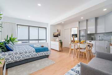 Comfy Sunny Flat | Prime Location by HostWise photo 3