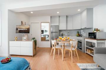 Comfy Sunny Flat | Prime Location by HostWise photo 2