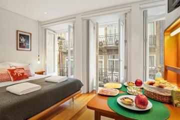 7 Bright Flats w/ Balcony | Clérigos by HostWise