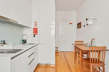 7 Bright Flats w/ Balcony | Clérigos by HostWise photo 4