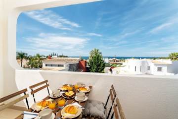 Bright Lovely Flat w/ Balcony by HostWise photo 3