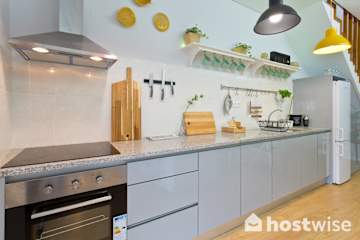 Charmy Sunny Duplex | City Center by HostWise photo 4