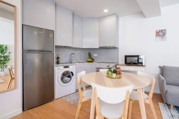 Comfy Sunny Flats | Prime Location by HostWise photo 5