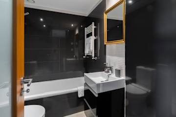 Bright Fresh Flat w/ Garage | Marquês by HostWise photo 5