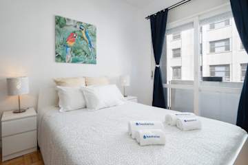 Sweet Bright Flats w/ Netflix | Bolhão by HostWise