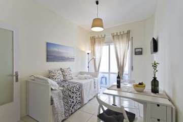 Sweet Bright Flats w/ Netflix | Bolhão by HostWise photo 5