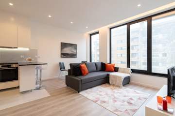 Trendy Spacious Flat by HostWise photo 2