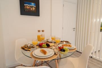Trendy Spacious Flat by HostWise photo 3