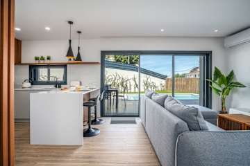 Bright Spacious House | Swimming Pool by HostWise photo 2