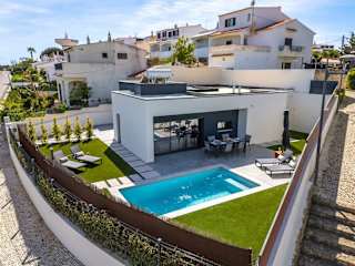 Bright Spacious House | Swimming Pool by HostWise photo 5