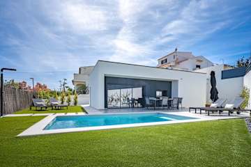 Bright Spacious House | Swimming Pool by HostWise