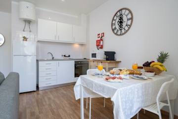 Graceful Flat Centrally Located by HostWise photo 2