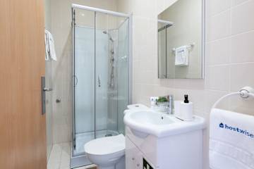 Graceful Flat Centrally Located by HostWise photo 4