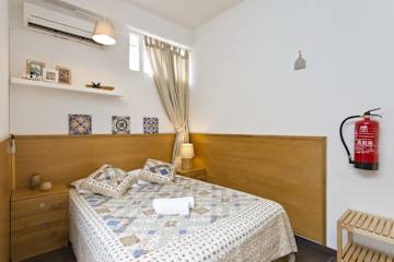 Cozy Quiet Flat | Trindade Station by HostWise photo 2