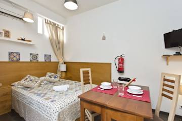 Cozy Quiet Flat | Trindade Station by HostWise