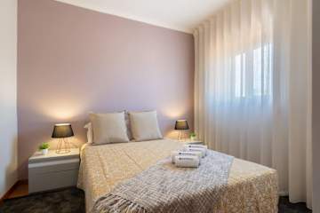 Lovely & Cozy House | Prime Location by HostWise photo 2