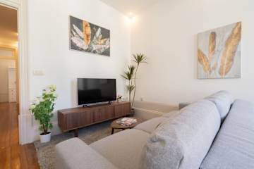  Modern Comfy Flat by HostWise