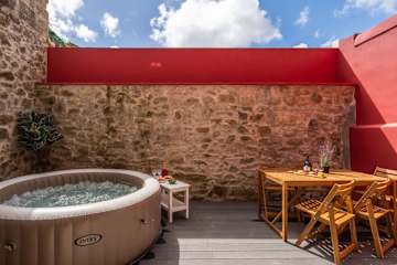 3 Comfy Flats | Jacuzzi & Terrace by Host Wise