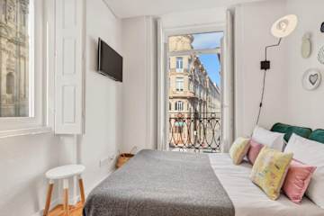 3 Central Flats w/ Balcony | Clérigos by HostWise photo 2