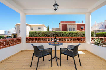 HostWise - Spacious Family House w/ Garden photo 2