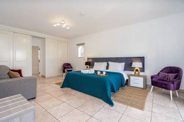 HostWise - Spacious Family House w/ Garden photo 3