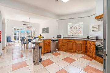 HostWise - Spacious Family House w/ Garden photo 5